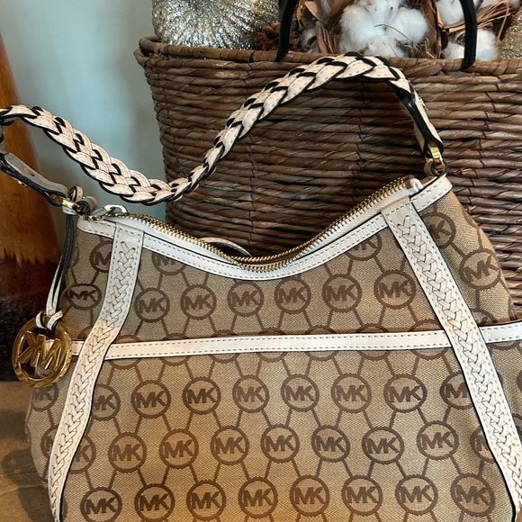 Michael Kors Pocket Book - Picture 3 of 16